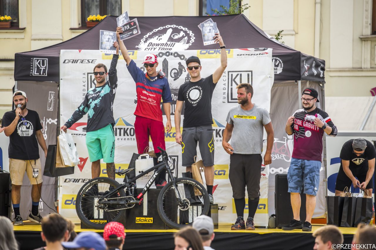 Zawodnicy stojący na podium